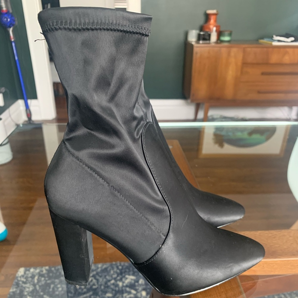 Stretchy sock styled heel bootie